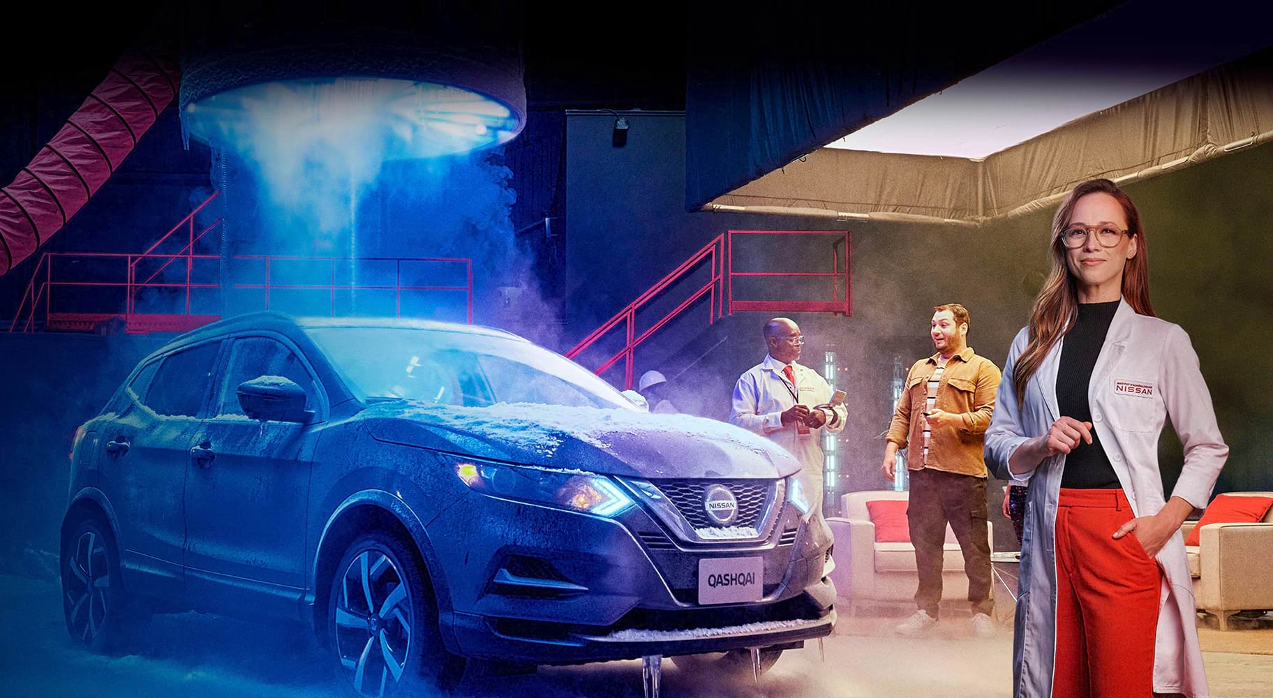 Porte-parole Nissan devant un Qashqai